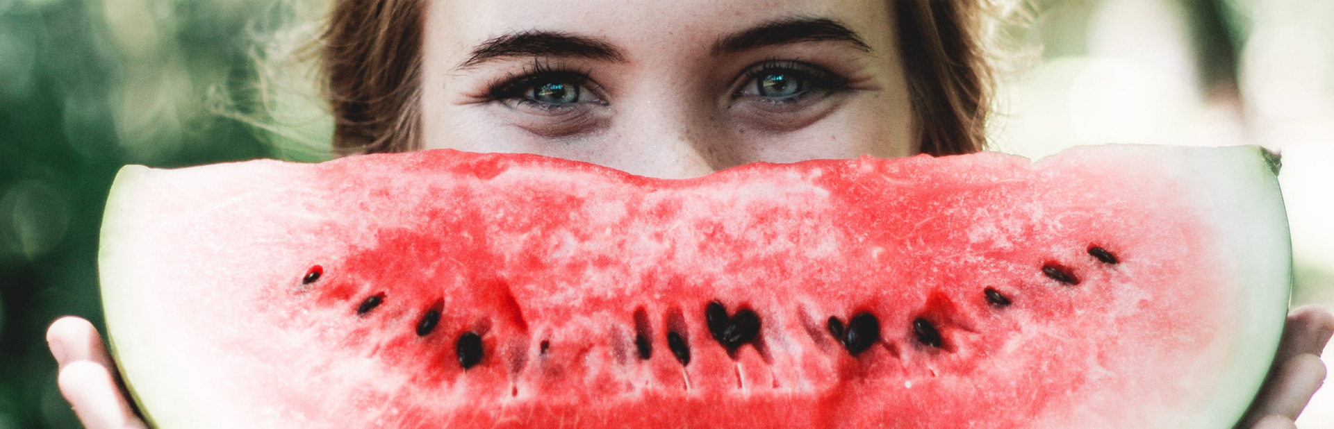 Friska täönder och somrig vattenmelon - symbol för god munhälsa.